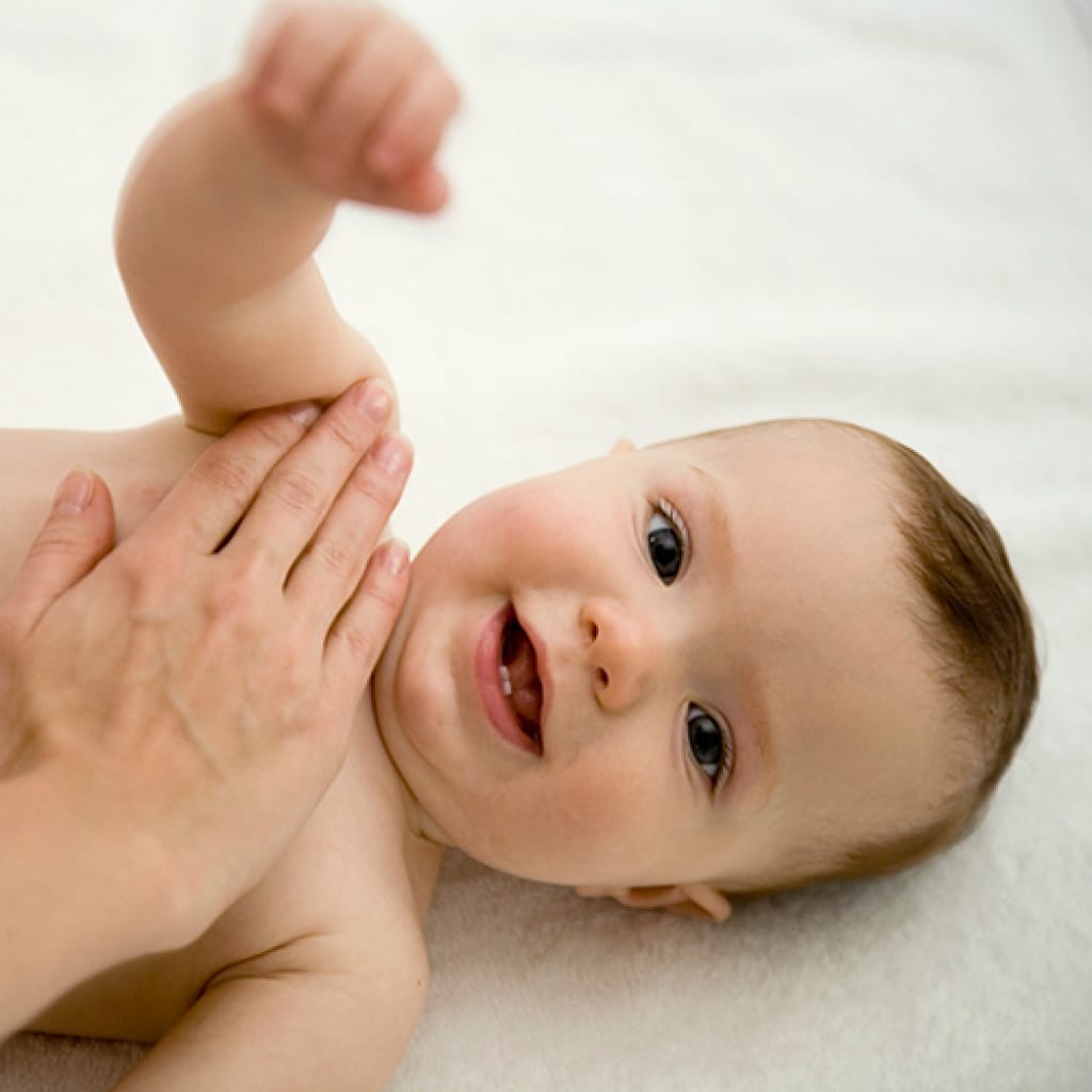 Le massage bébé : huiles de massage et HE pour détendre, soulager, stimuler le bébé