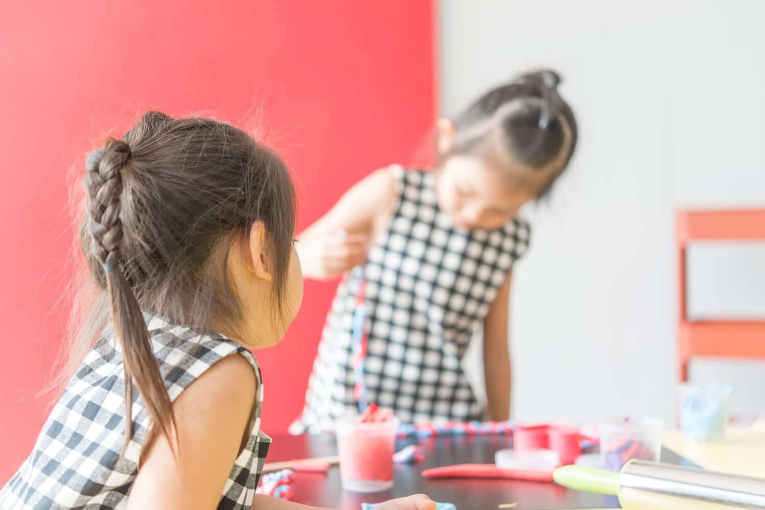 Hyperactivité et troubles de l’attention : les huiles essentielles changent-elles vraiment la donne chez l’enfant ?