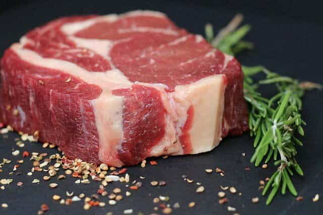 Viande rouge peut-elle compenser la perte de fer pendant les règles? 