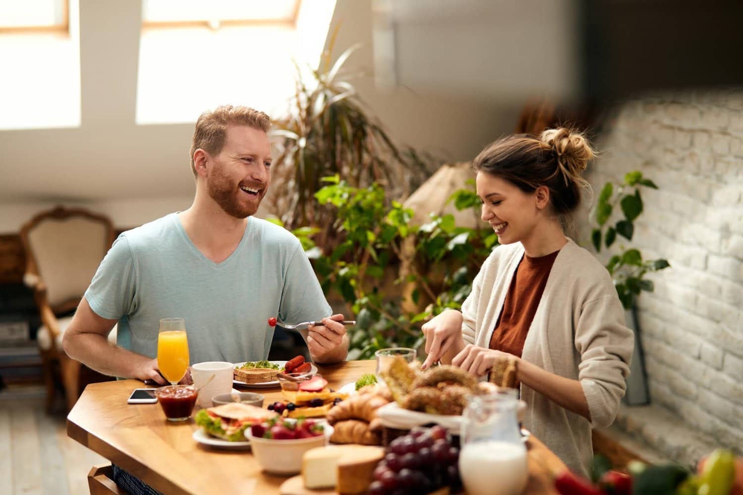Couple prenant le petit dejeuner