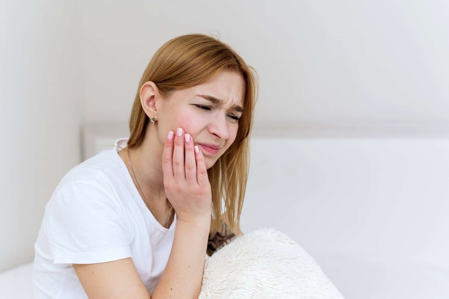 Dents qui grincent : 10 solutions pour calmer les effets et prévenir les complications
