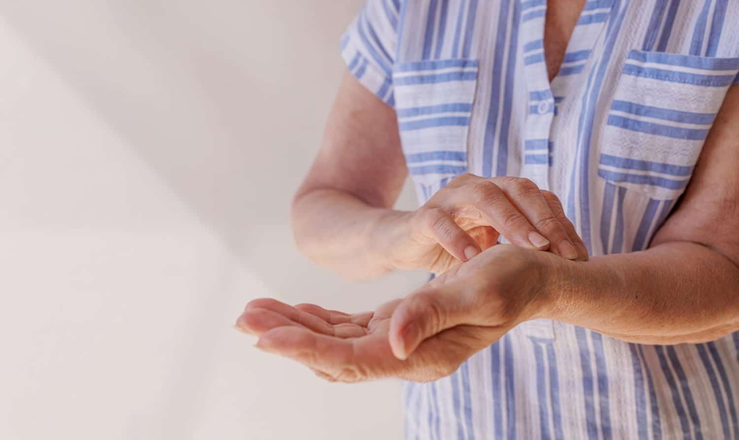 Maladie de Parkinson : reconnaître les 4 signes cardinaux 