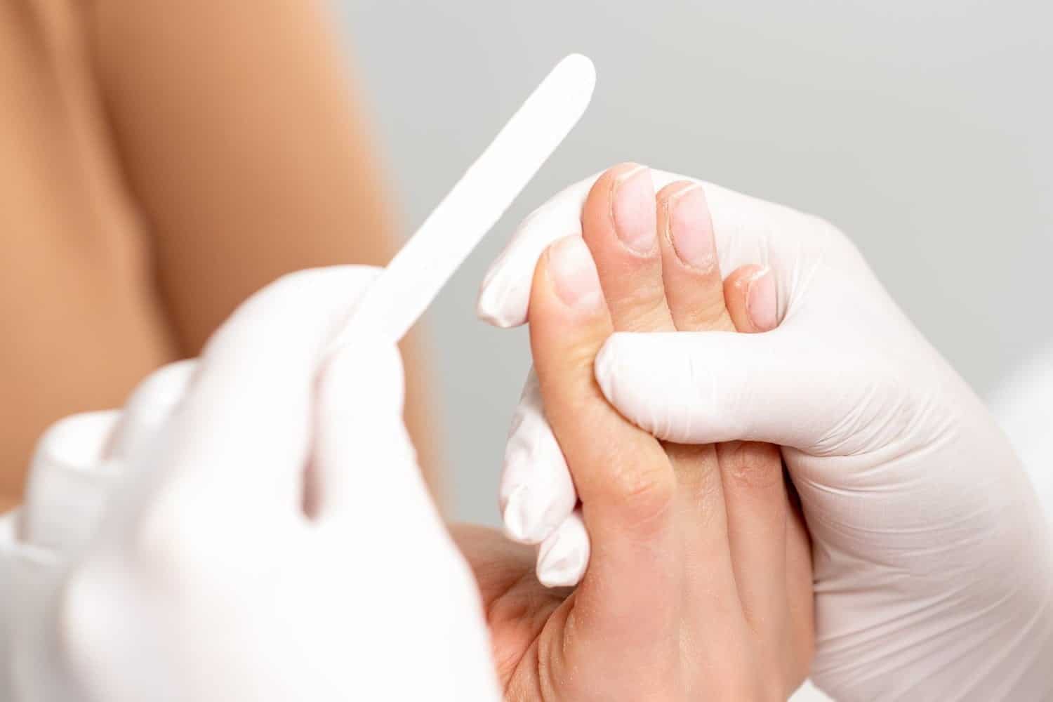 Danger de la manucure: vos vernis à ongles veulent votre peau