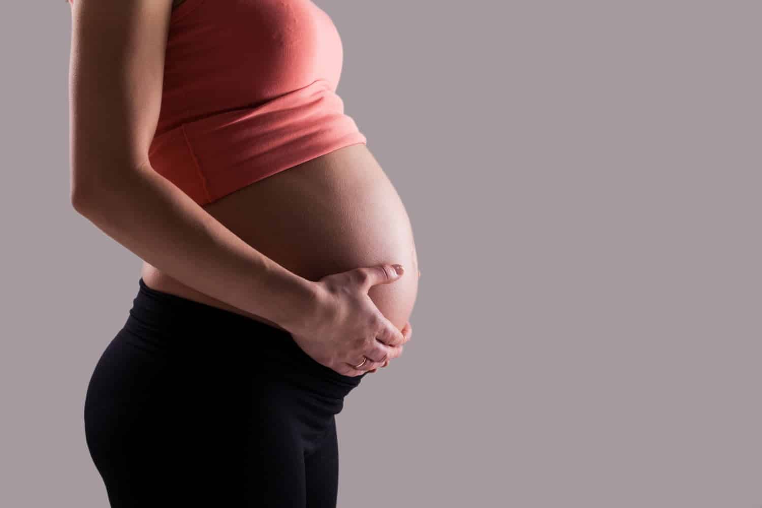Grossesse : rester moins assise, faire plus de pas, c’est moins de risques