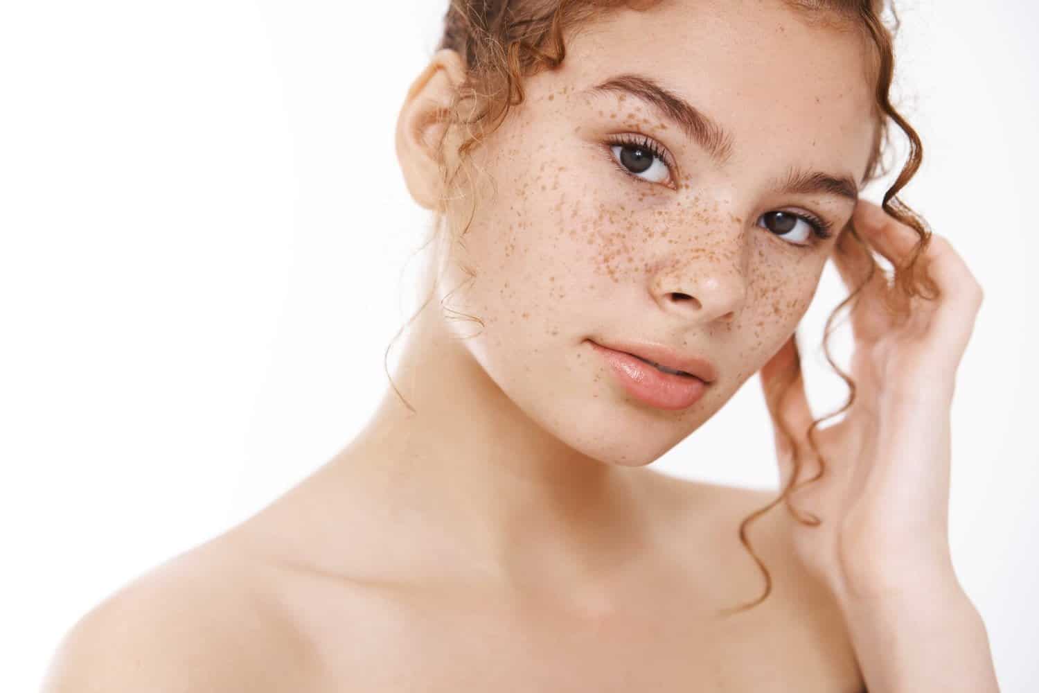 Retrouvez une peau éclatante et des cheveux soyeux grâce aux 5 bienfaits anti-âge d’une taie d’oreiller en soie !