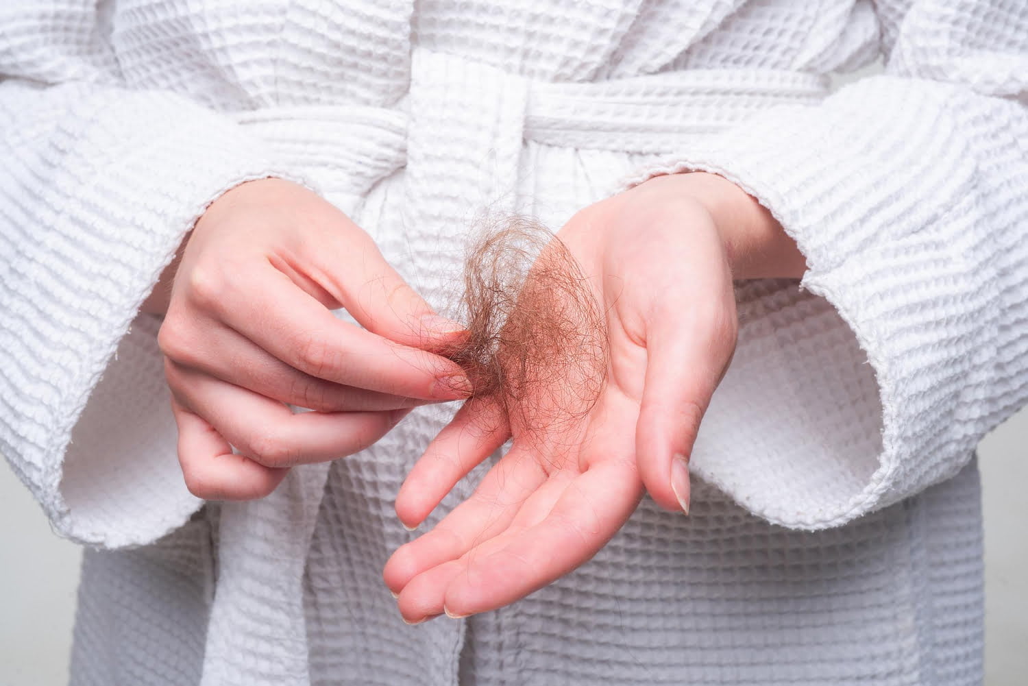 Chute de cheveux anormale: les solutions naturelles pour les femmes