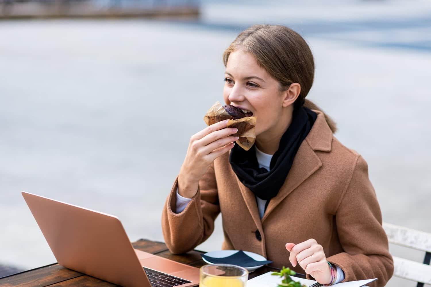 Mauvaises habitudes alimentaires au travail: Remettez-vous sur les rails en 5 étapes faciles