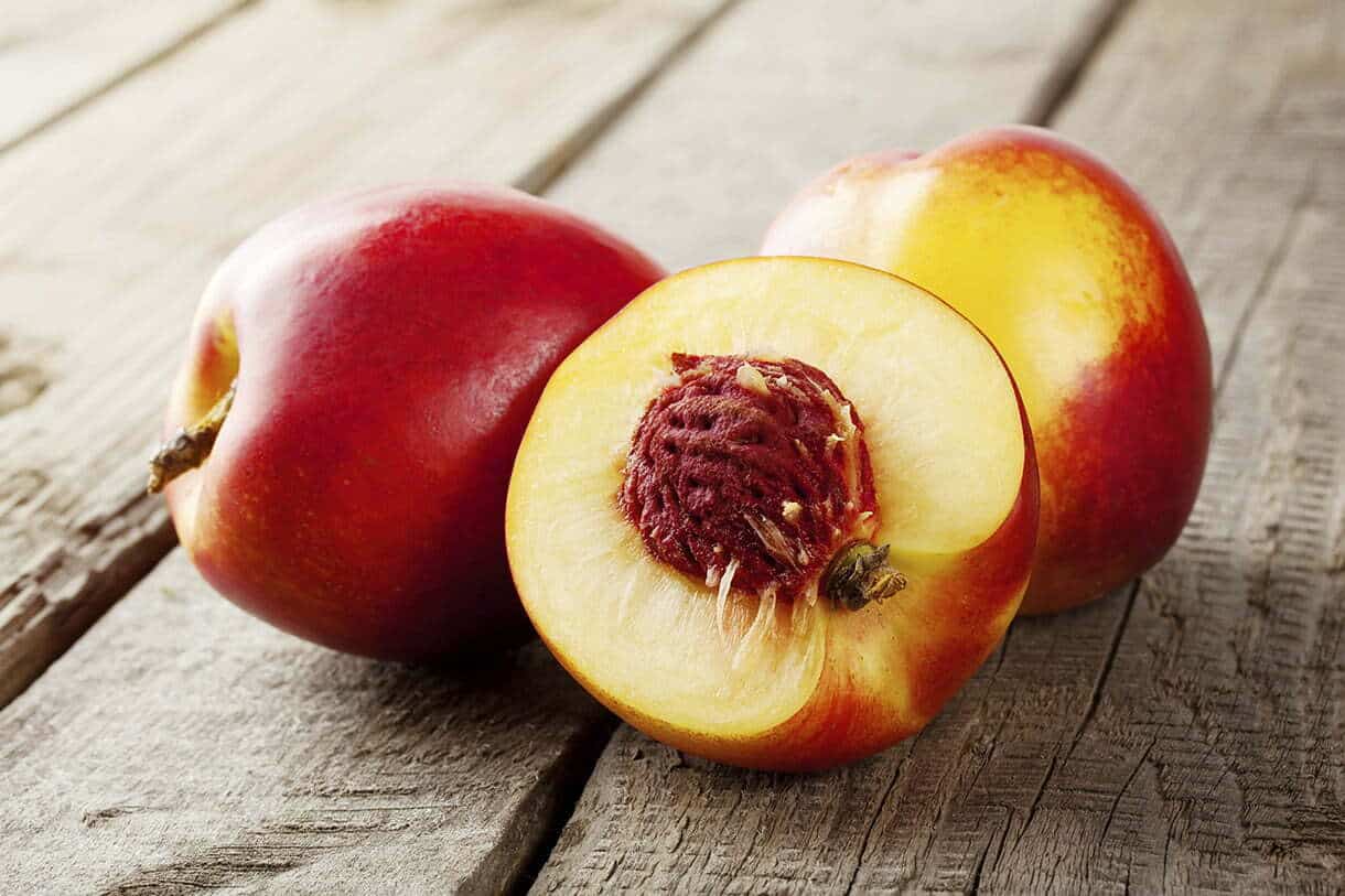 Nectarine ou pêche: Découvrez les subtiles différences entre ces deux fruits savoureux