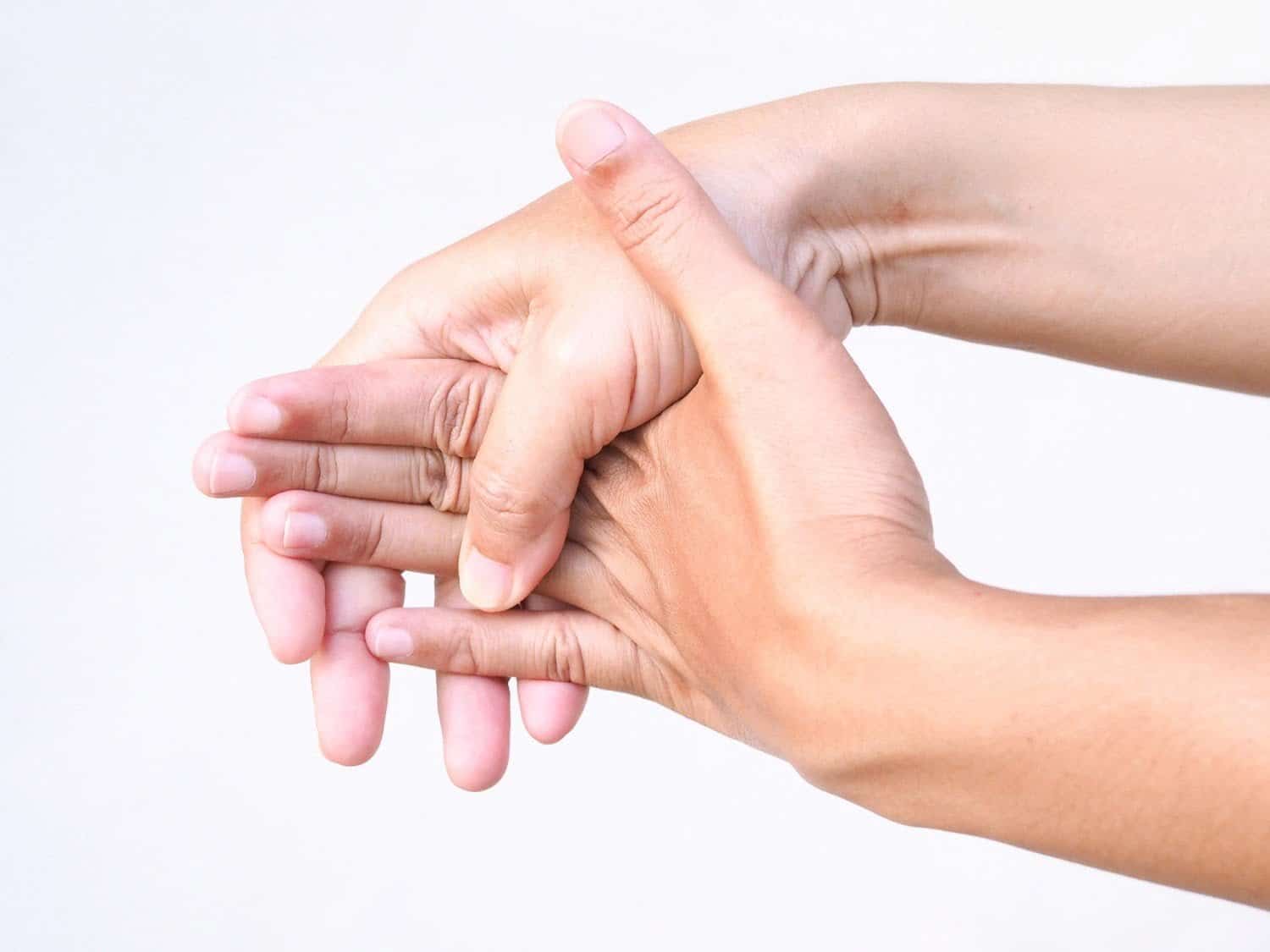 Doigts en baguettes de tambour : ce que cette forme typique des ongles dit de votre santé