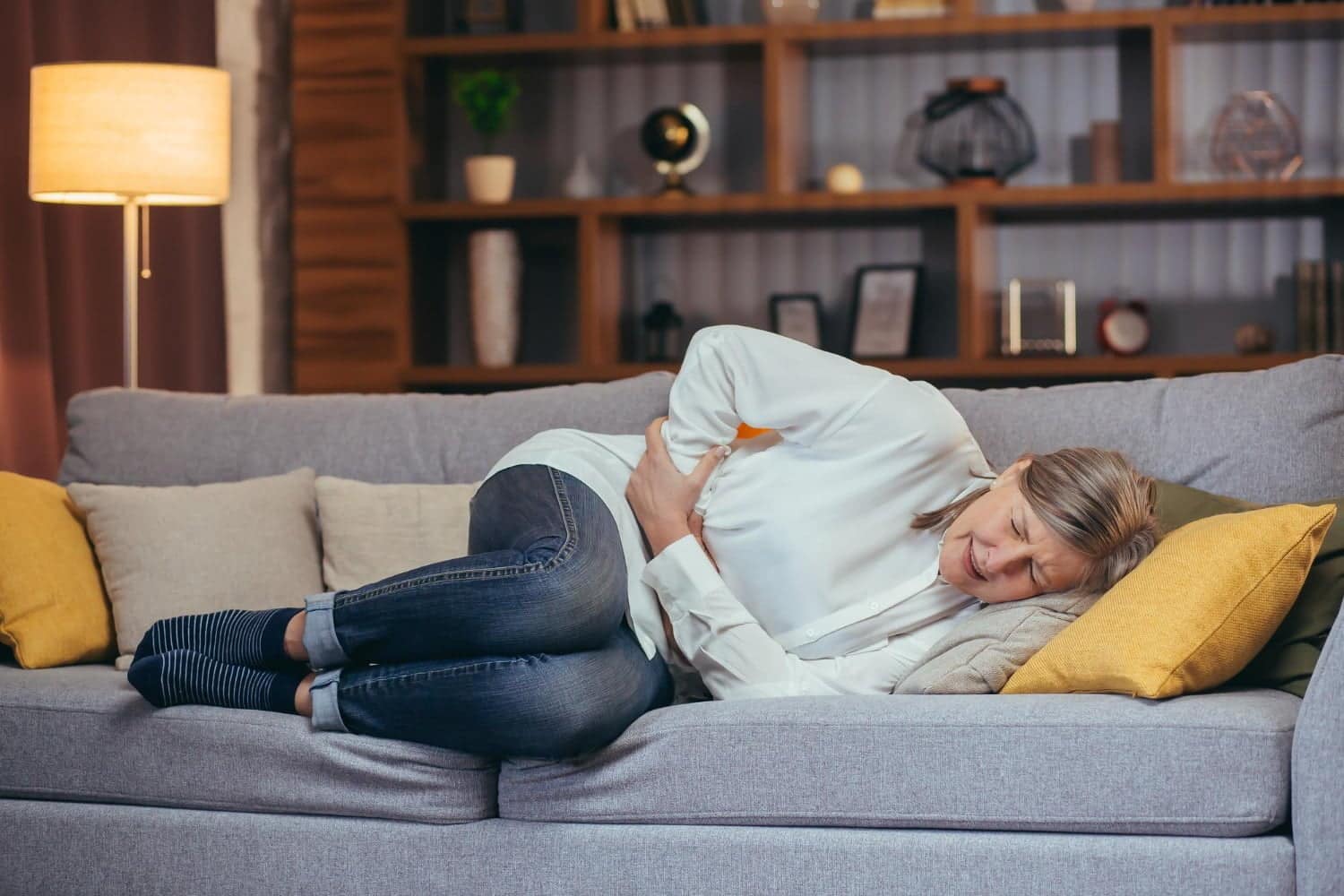 Douleur dans le bas de l’abdomen à gauche : causes, repères et signaux d’alerte