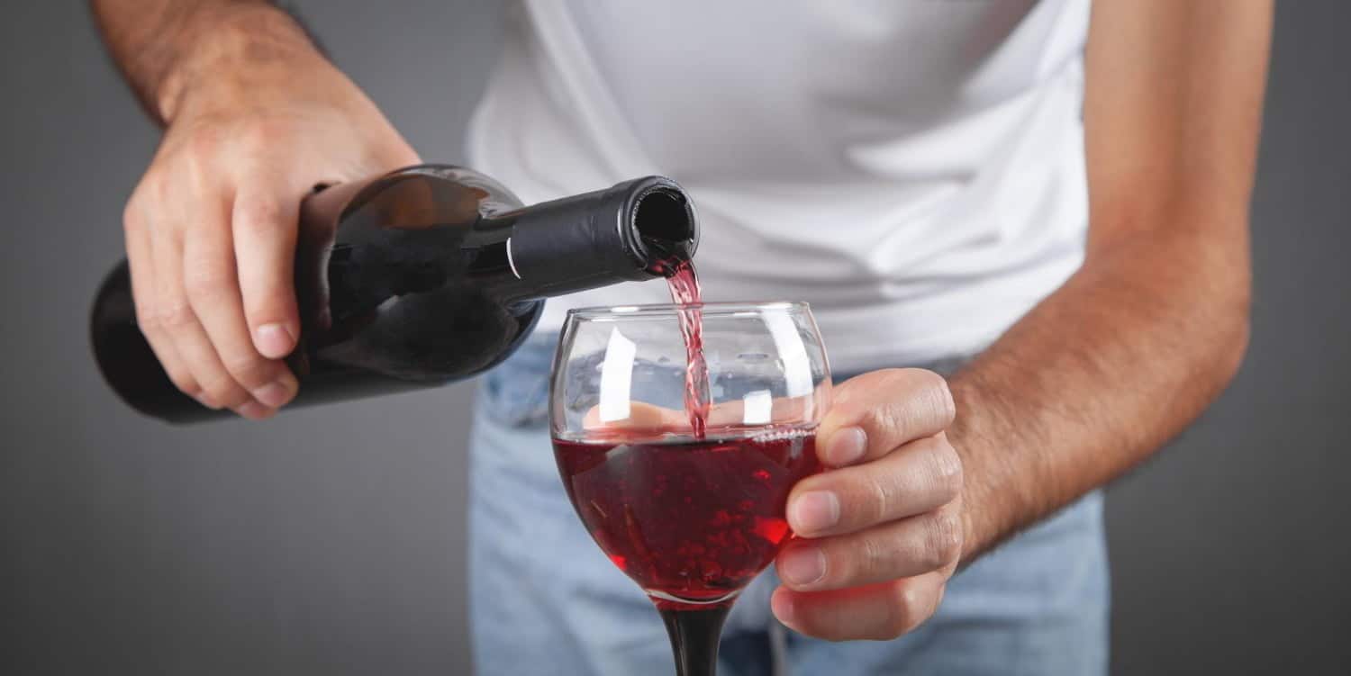 Vin rouge : une consommation modérée liée à un âge biologique plus jeune chez les hommes selon cette étude