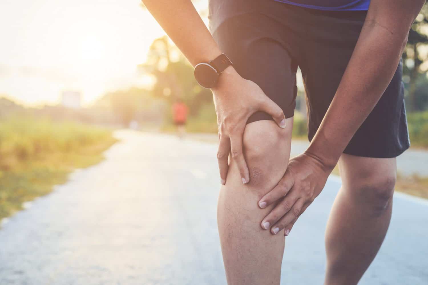 Douleur au genou en marchant : causes et solutions