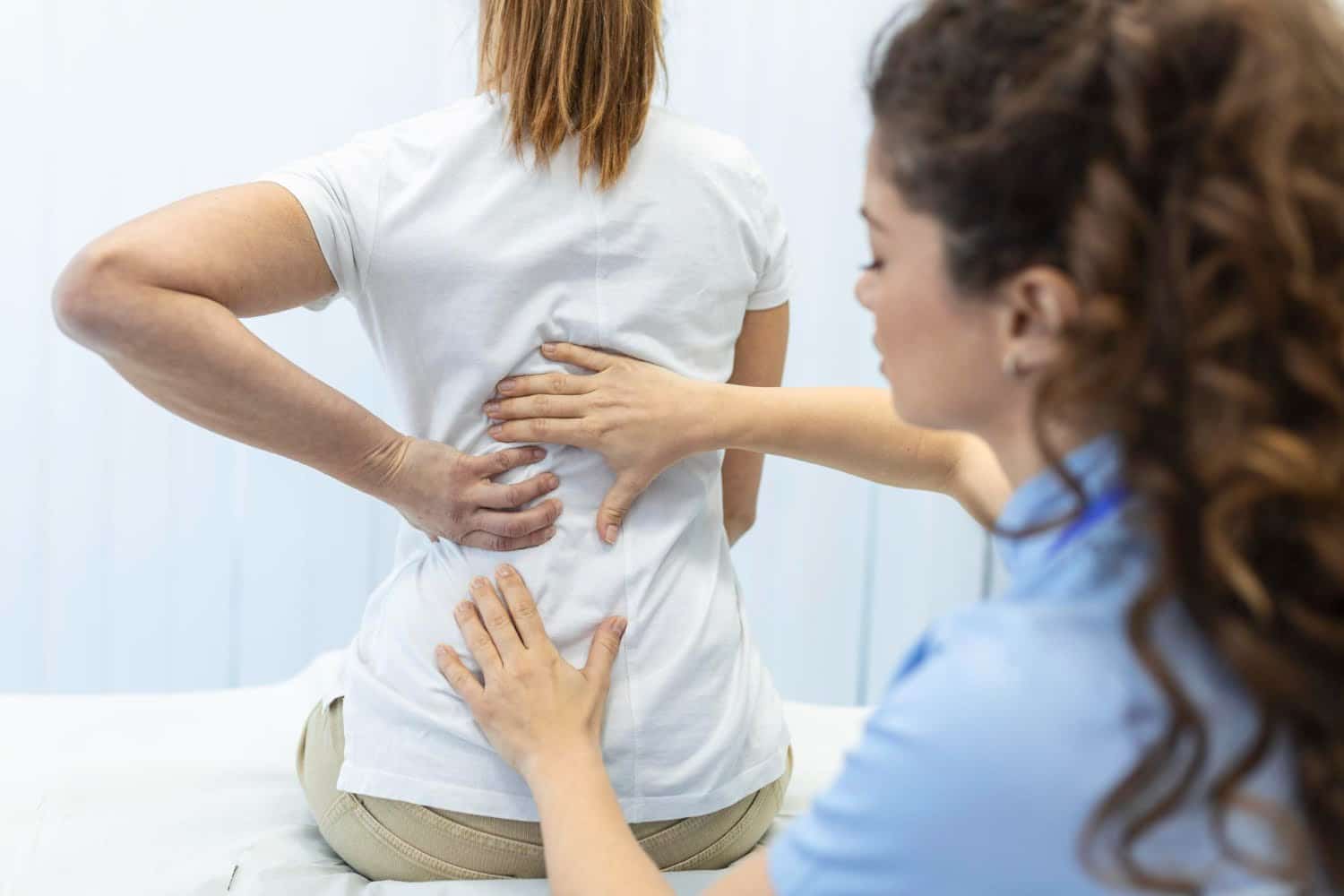 Mal de dos lié à l’âge : 13 thérapies pour le calmer