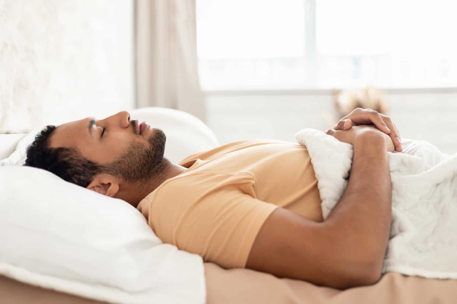 8 raisons pour lesquelles dormir sur le dos peut résoudre vos problèmes de sommeil
