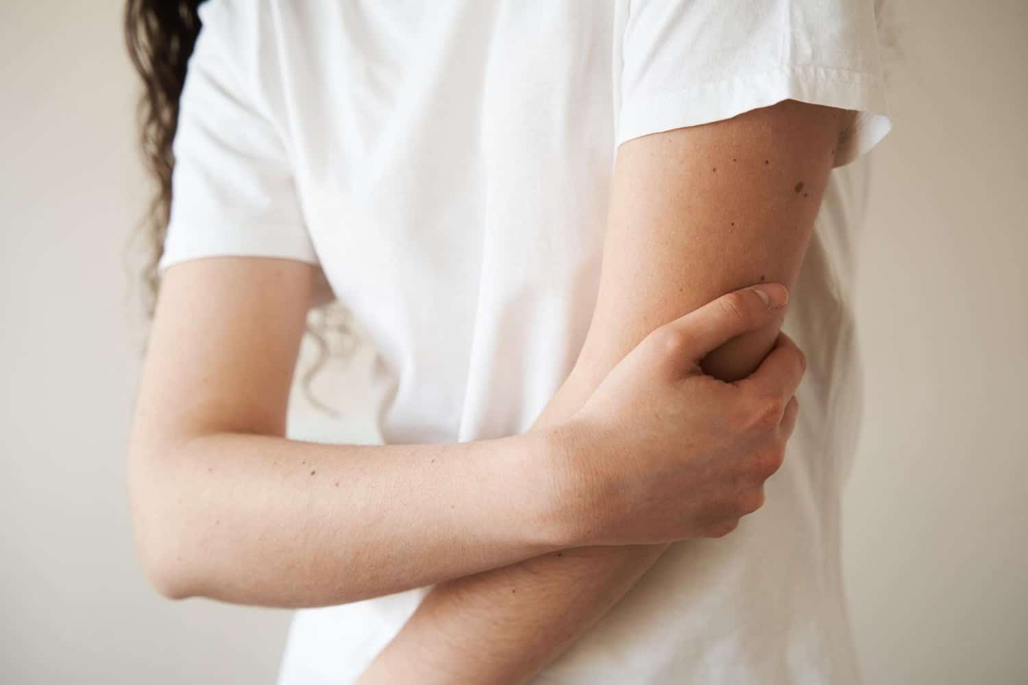 Douleur interne du coude: Comment la traiter ?