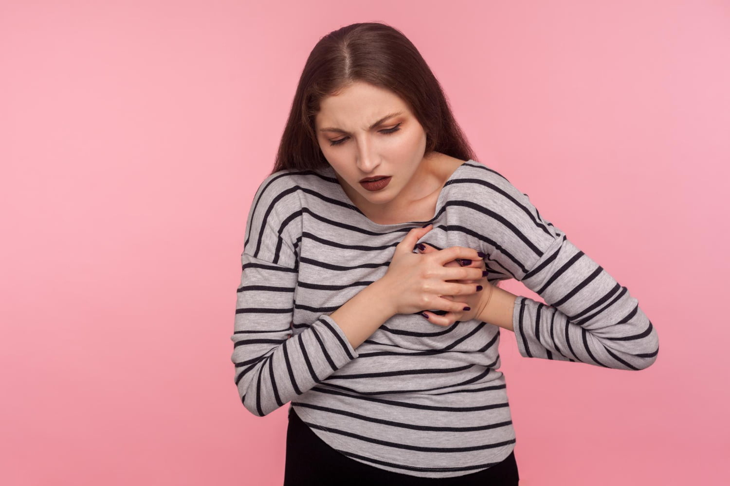 Seins lourds et douloureux: 6 causes principales et solutions