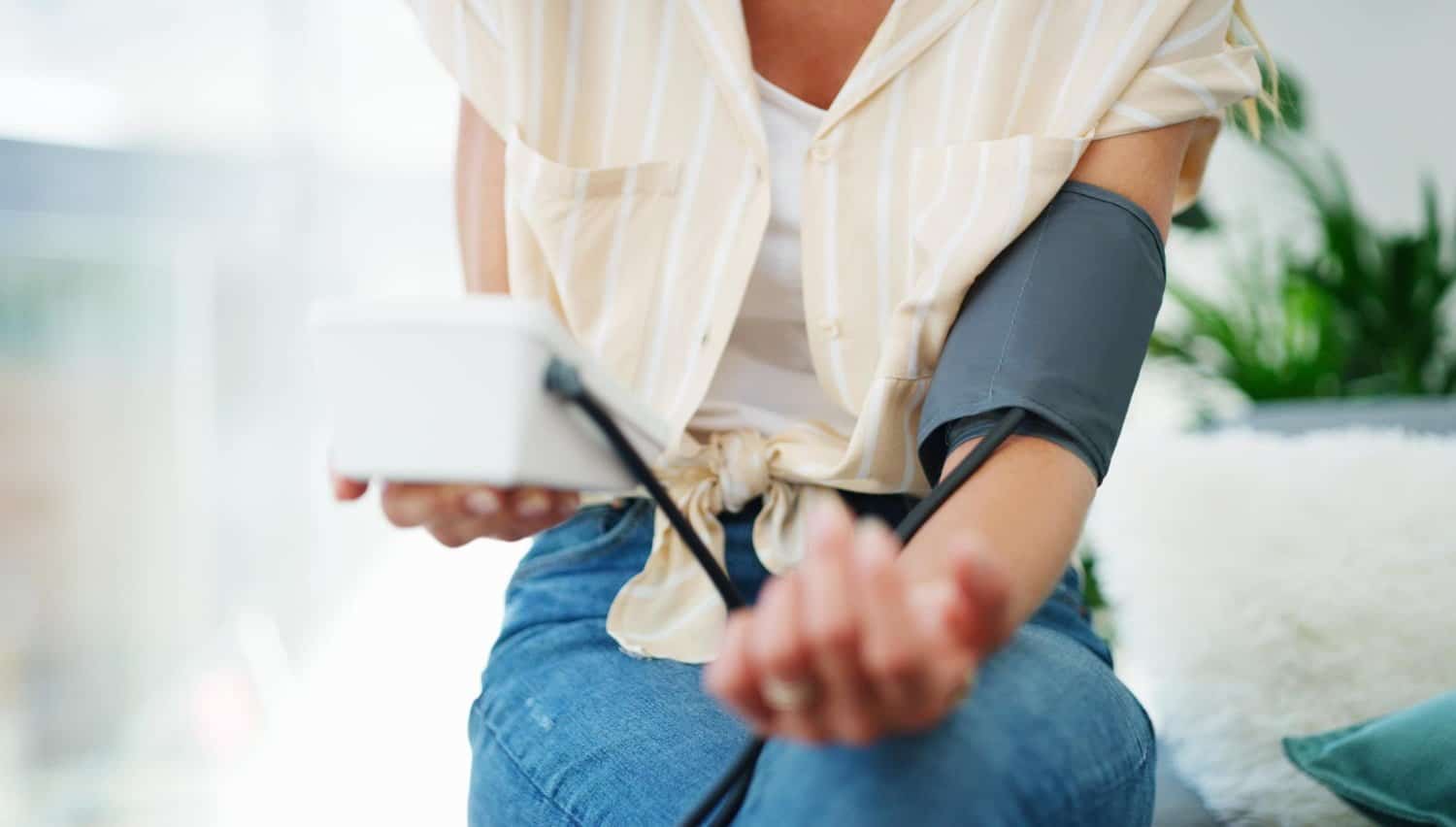 Prendre sa tension à domicile : moins d’infarctus et d’AVC