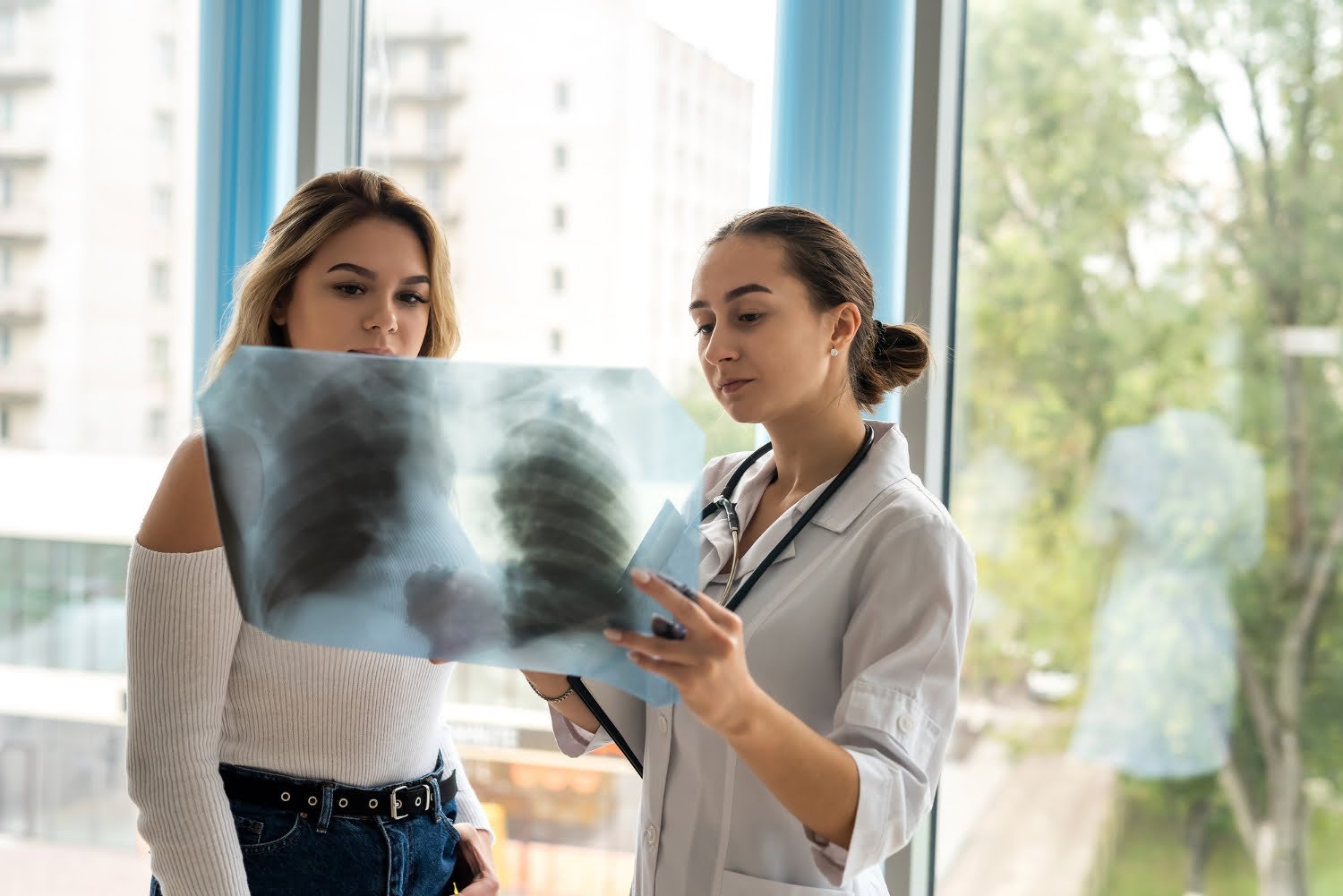 Cancer : pourquoi les femmes survivent plus… mais souffrent davantage des traitements