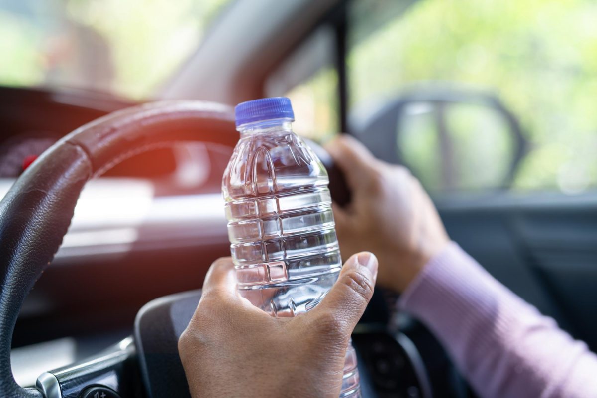 Bouteille d' eau dans une voiture
