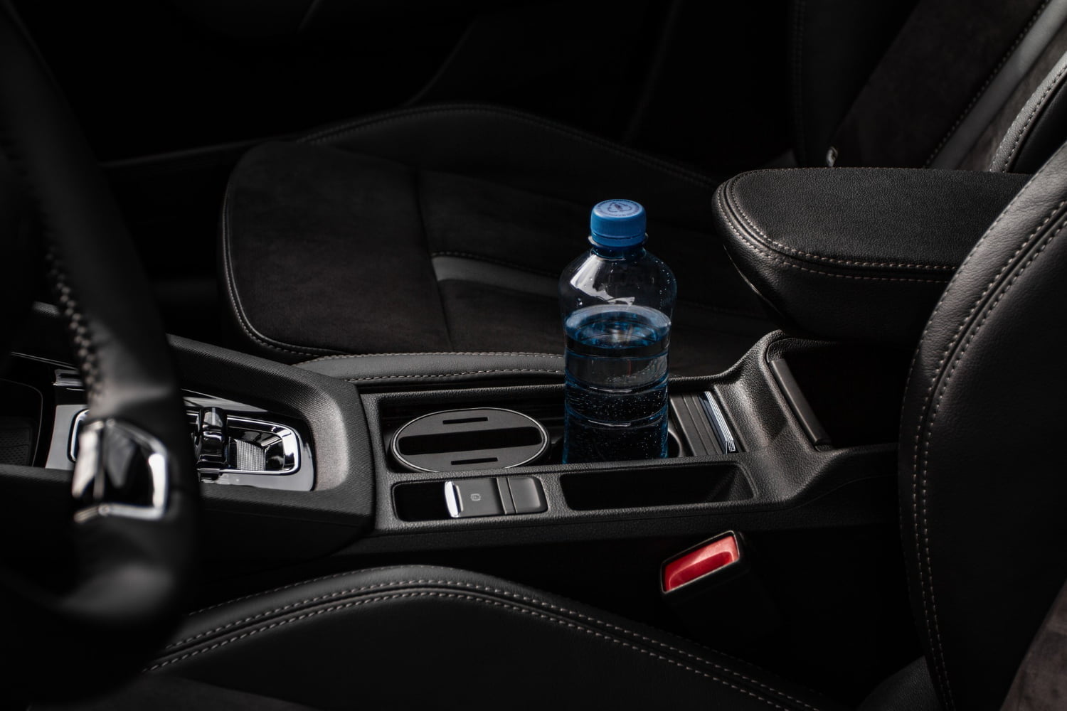 3 risques de transporter une bouteille d’eau dans la voiture auxquels on ne pense jamais