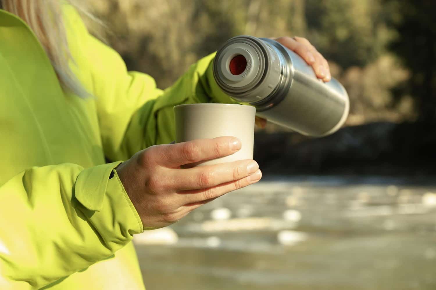 Boire de l’eau chaude : la digestion et la santé y gagnent-elles vraiment ?