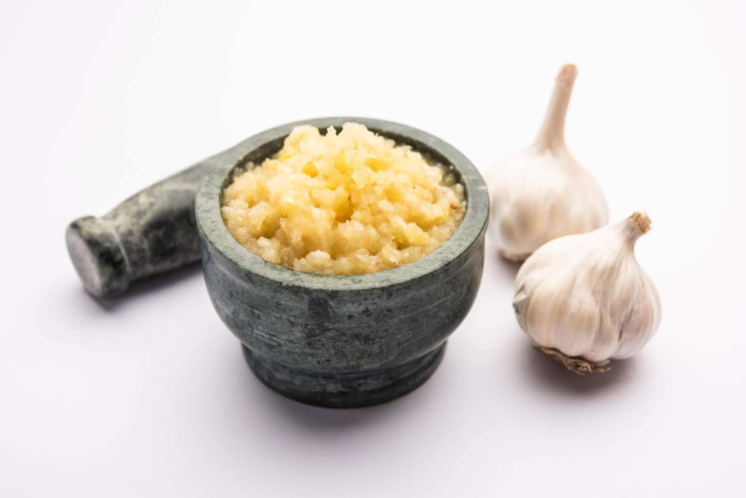 Astuce santé: pour quelle raison faut il toujours écraser l’ail avant de le manger