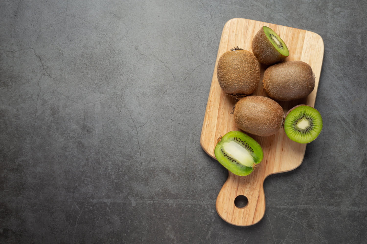 Oui, la peau du kiwi se mange ! Astuces et bienfaits surprenants 