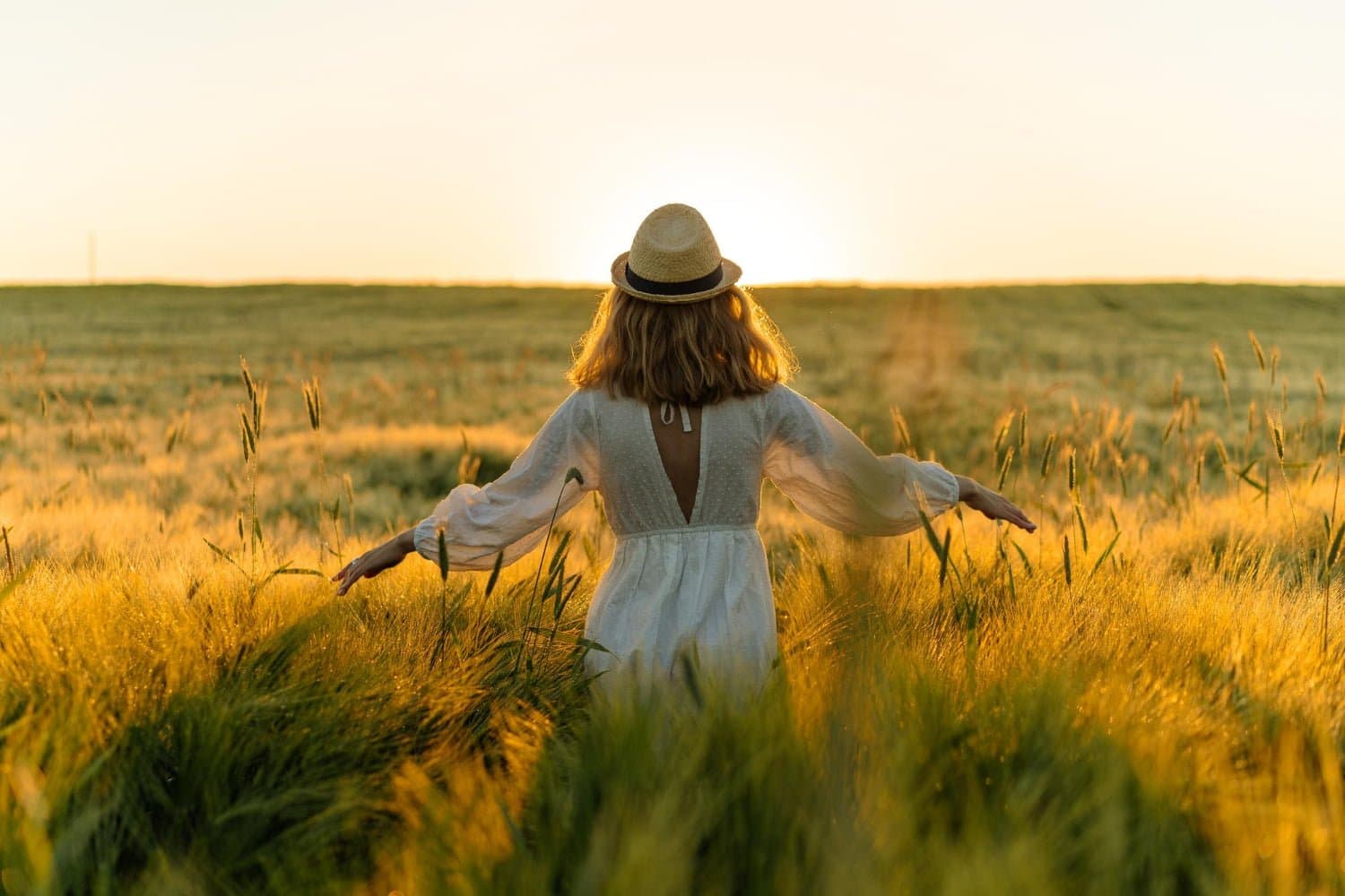 Comment le soleil modifie couleur et texture des cheveux en été
