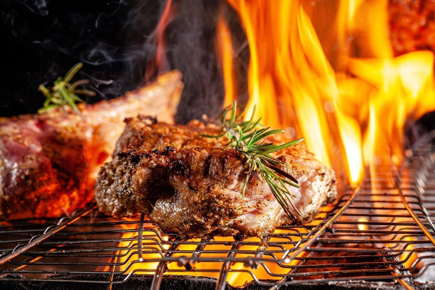 Barbecue: pourquoi il ne faut absolument pas utiliser de brosse métallique pour le nettoyer