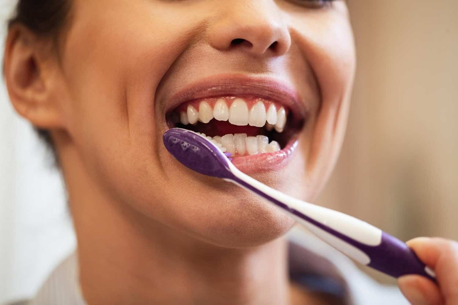 Se brosser les dents avec du bicarbonate de soude: une bonne idée?