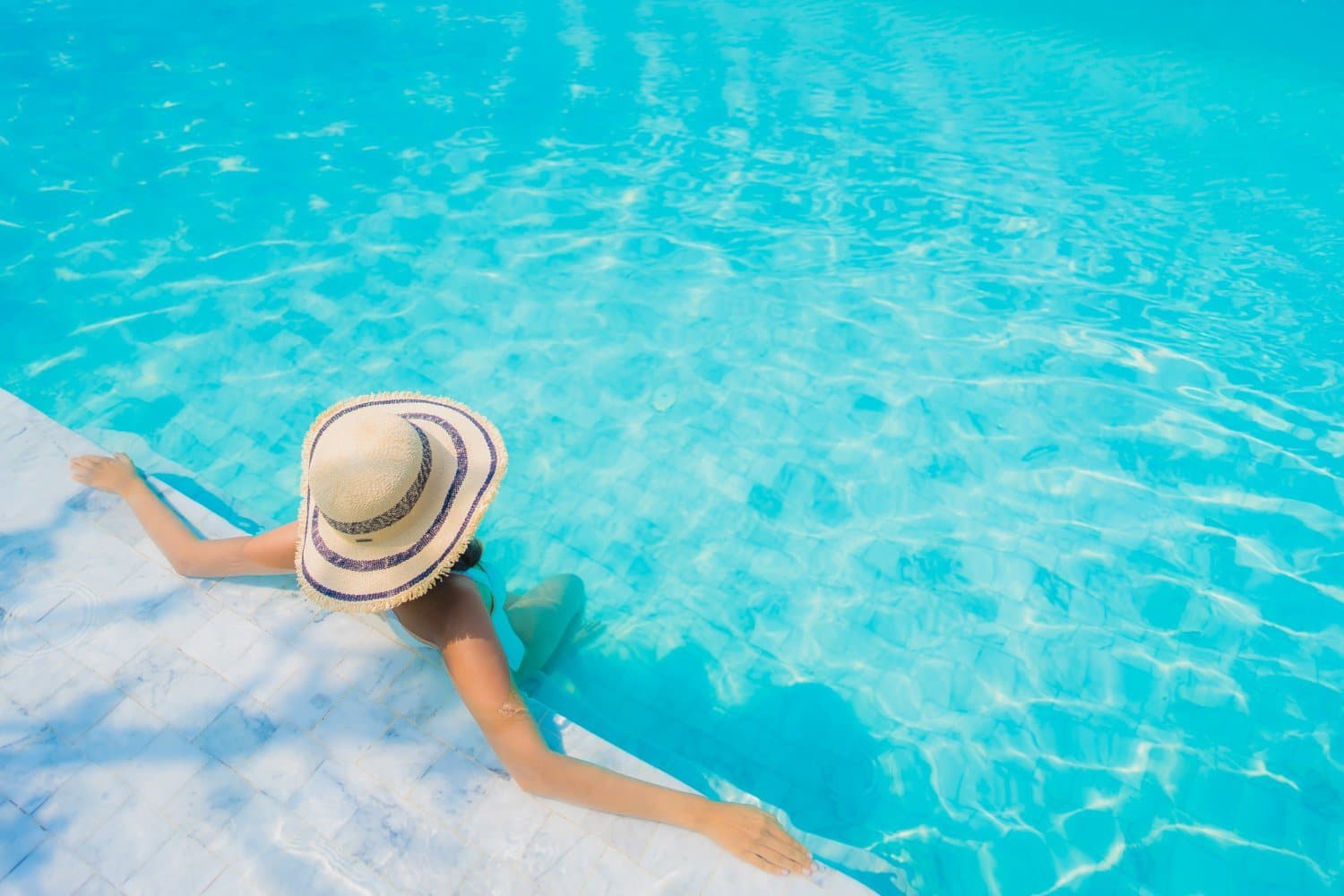 Chlore des piscines: comment éviter les irritations de la peau et les soulager?
