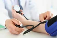Docteur prend la tension à un pacient