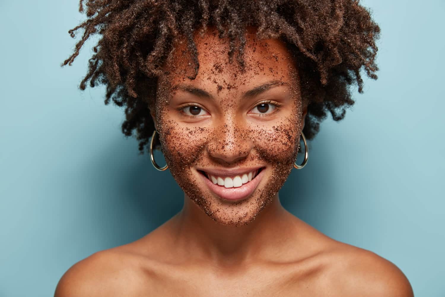 Anti-âge : pourquoi est-ce important d’appliquer un gommage ?