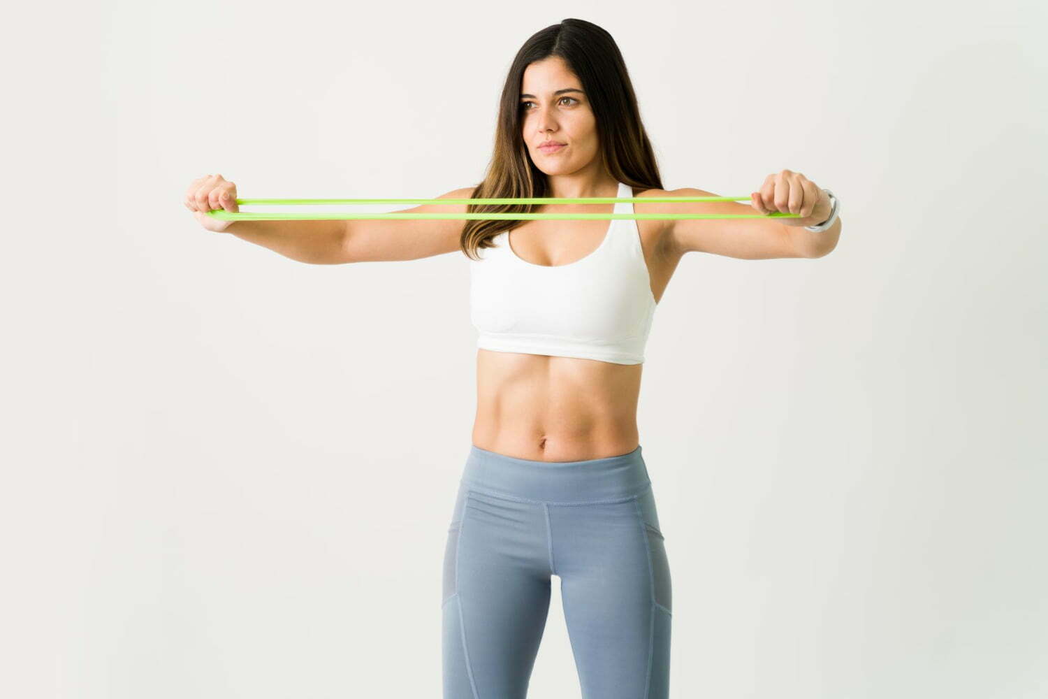 7 Exercices avec bandes de résistance pour des épaules et des bras musclés