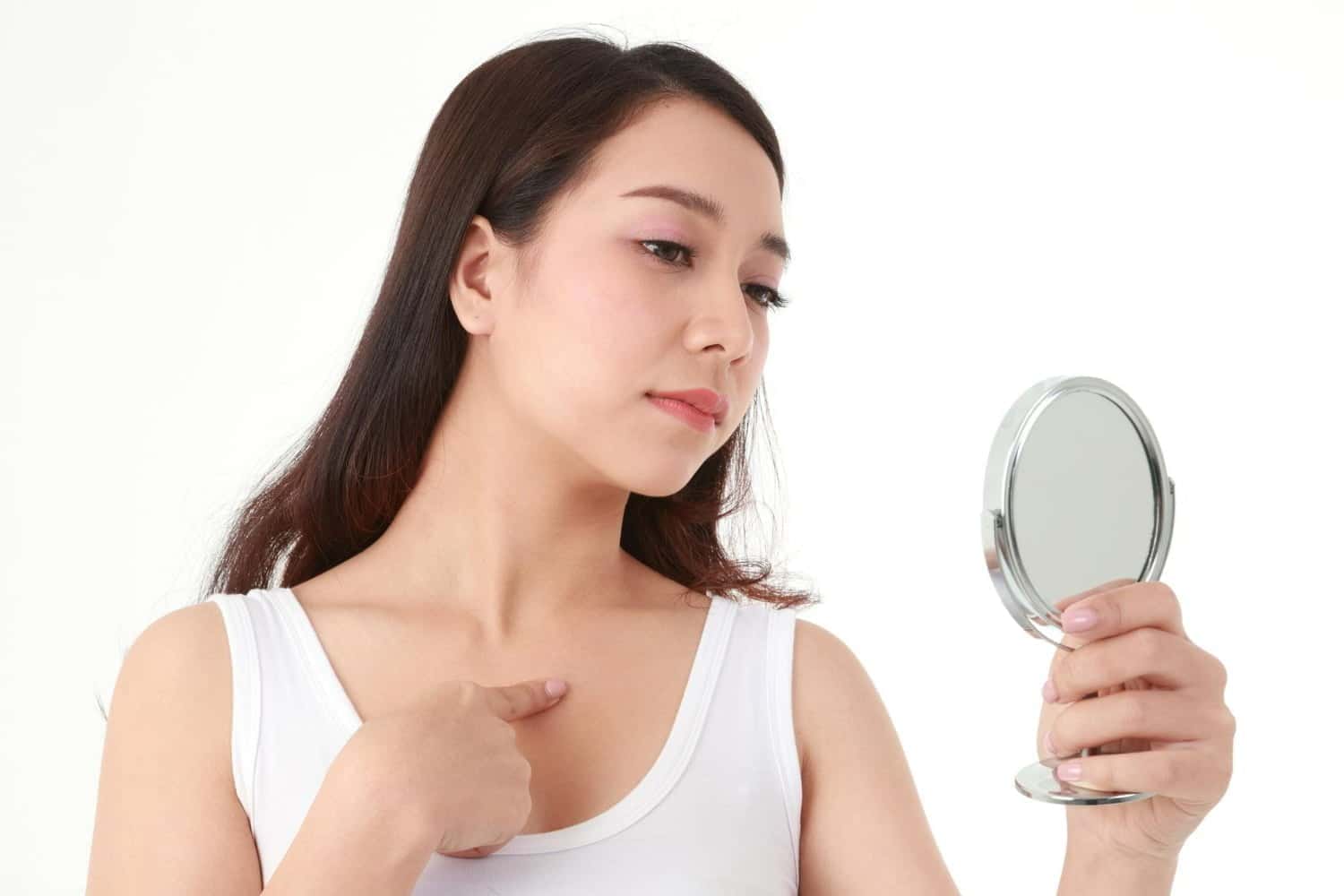 Pourquoi il ne faut jamais percer un bouton sur cette zone du visage 