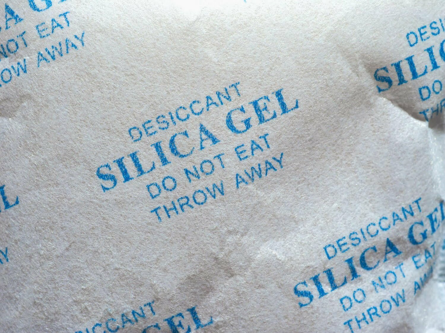 Vous jetez les sachets de gel en silice ? Vous ne le ferez plus jamais !