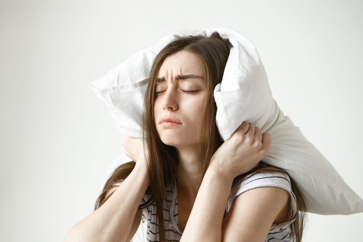 Jeune femme cherchant le sommeil