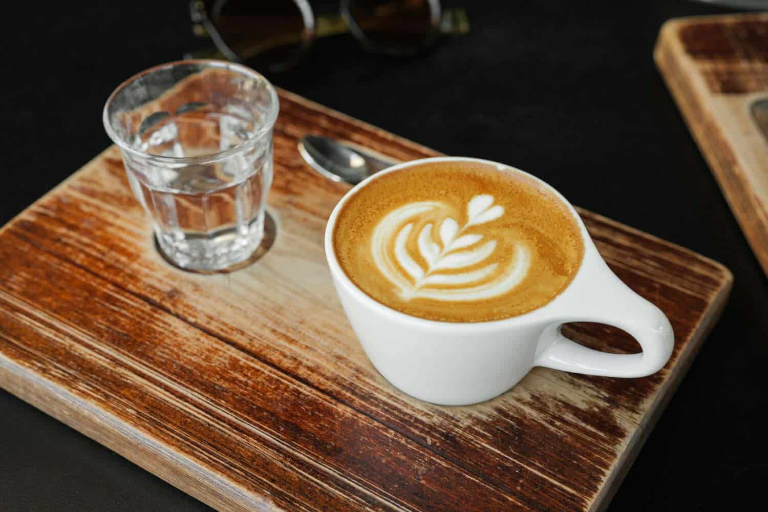 Savez-vous pourquoi vous sert-on toujours un verre d’eau avec le café ?