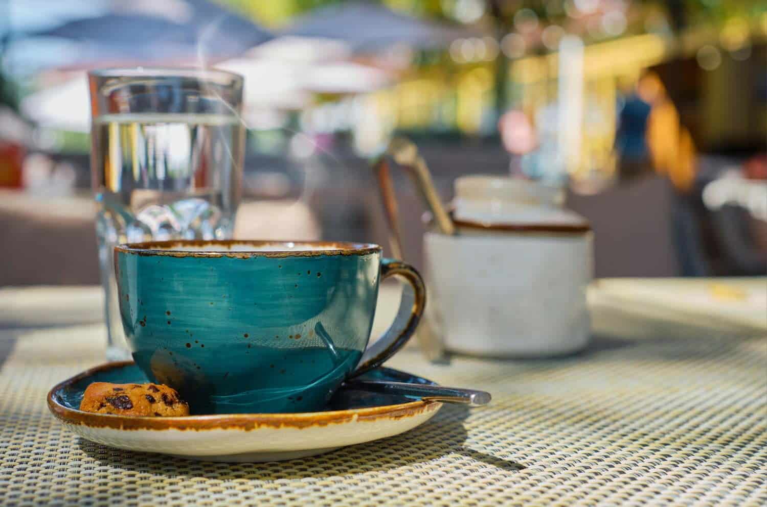 Café avec un verre d'eau