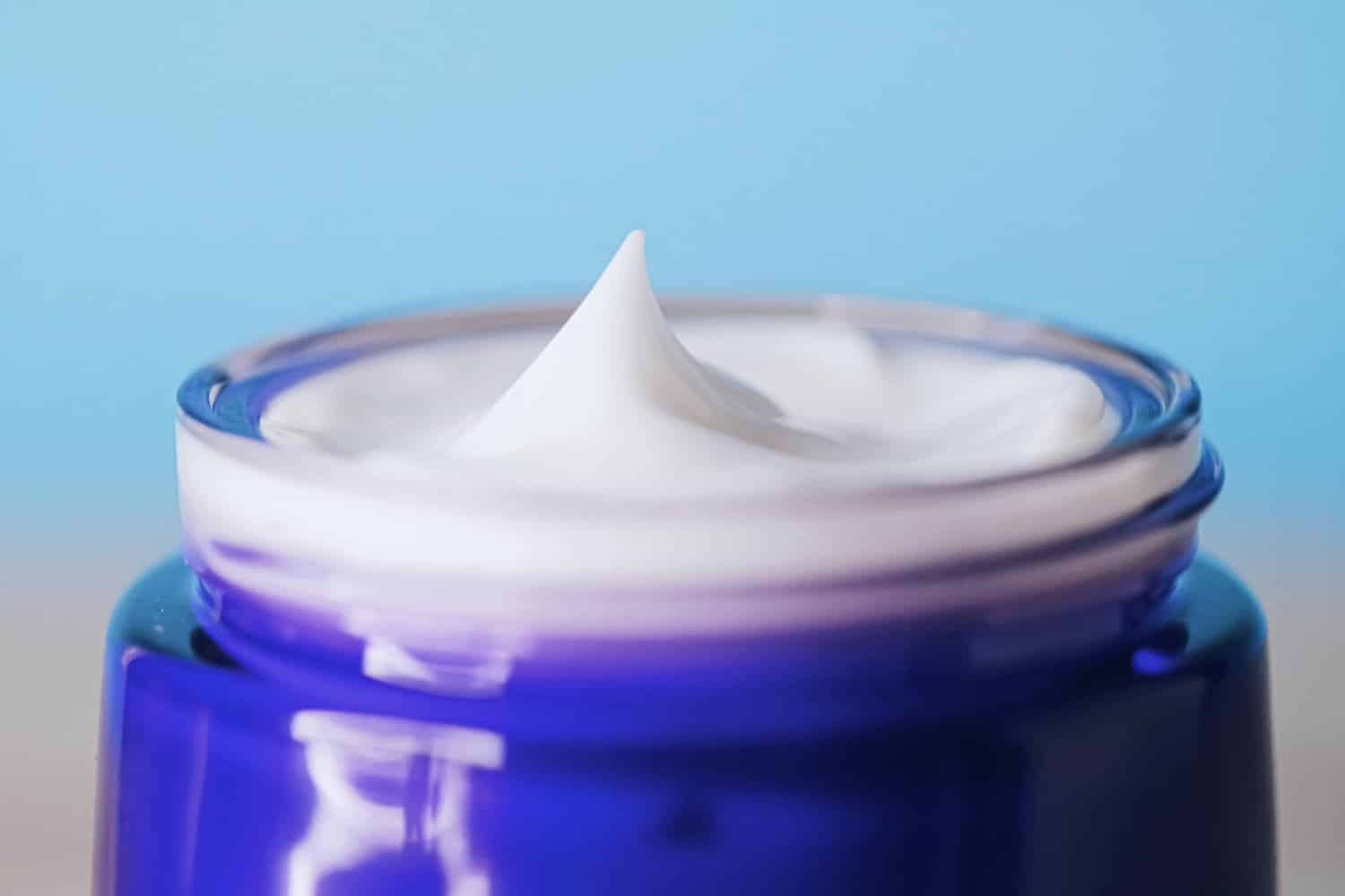 Nous avons tous une crème Nivea qui traîne quelque part, découvrez ses 8 usages différents !