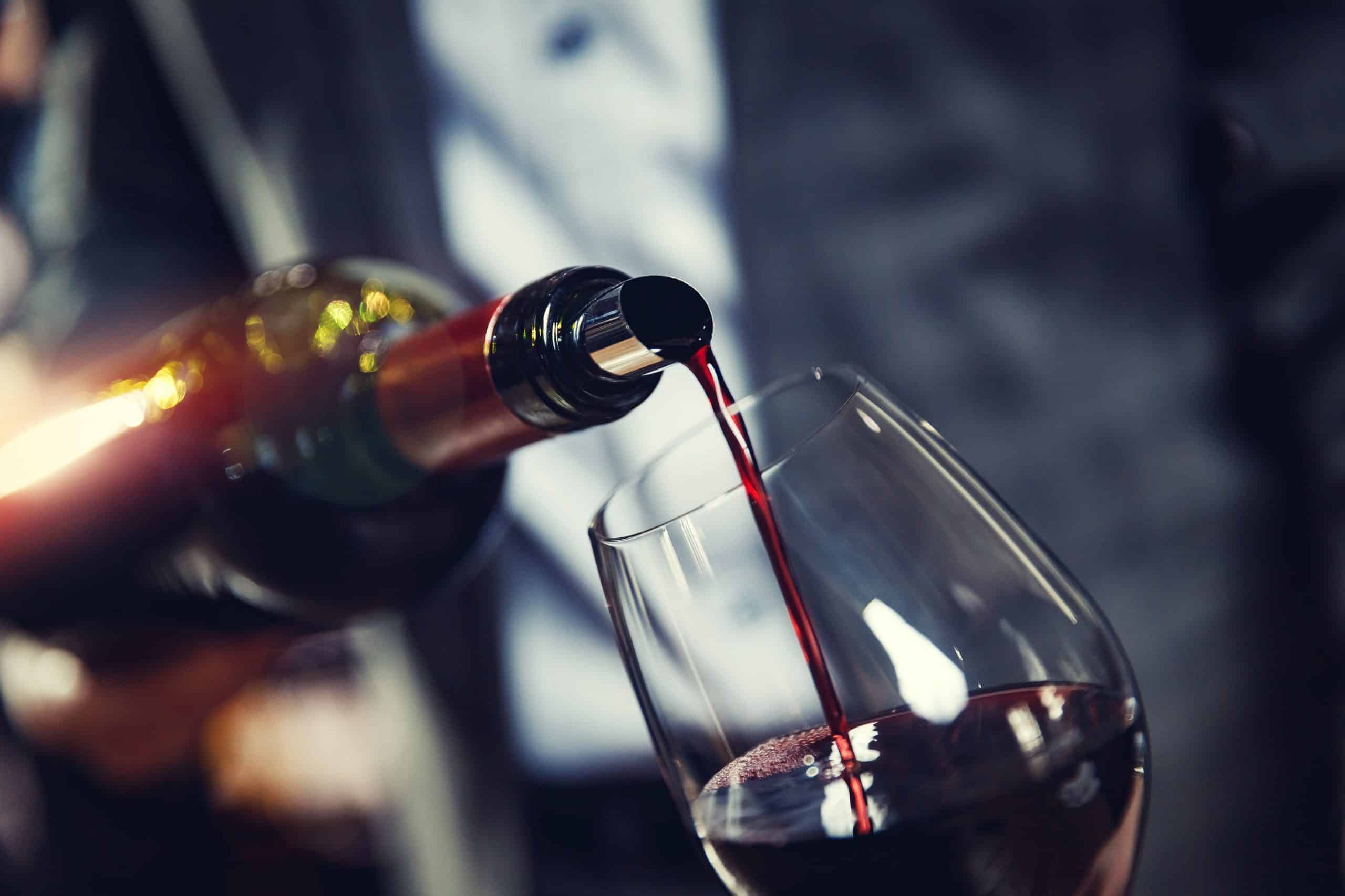 Le vin rouge laisse des taches sur vos dents ? Voici 7 astuces à appliquer