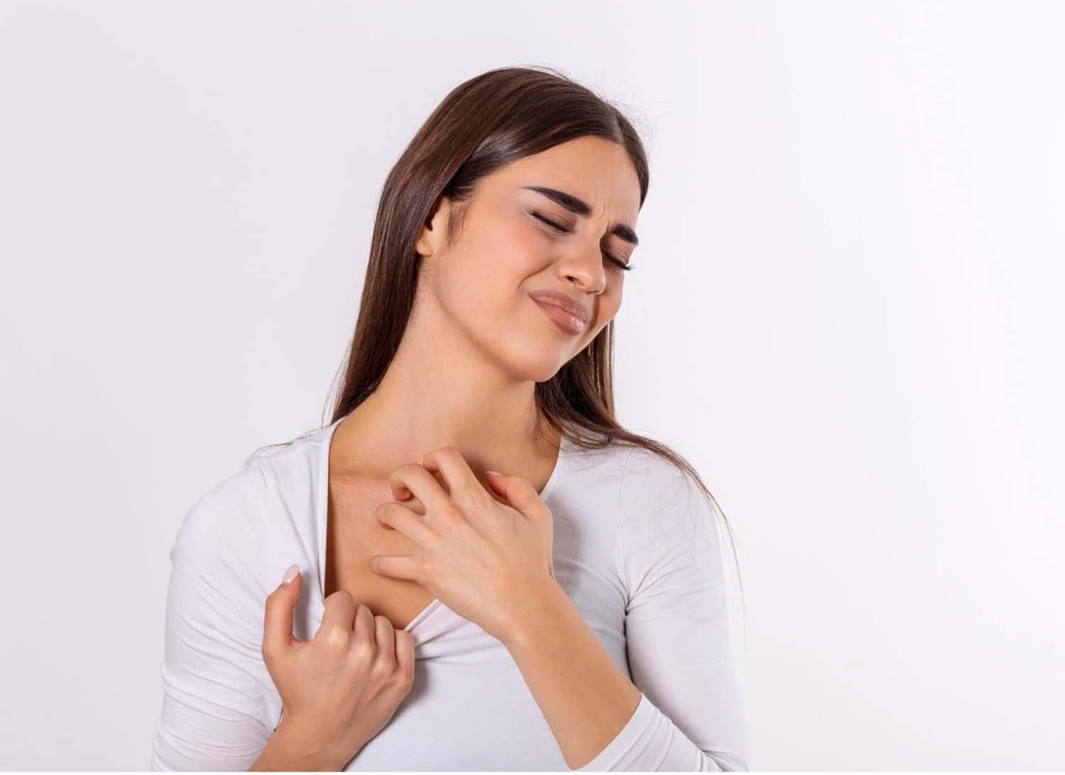 Peau qui gratte la nuit : 9 causes et des solutions pour se soulager