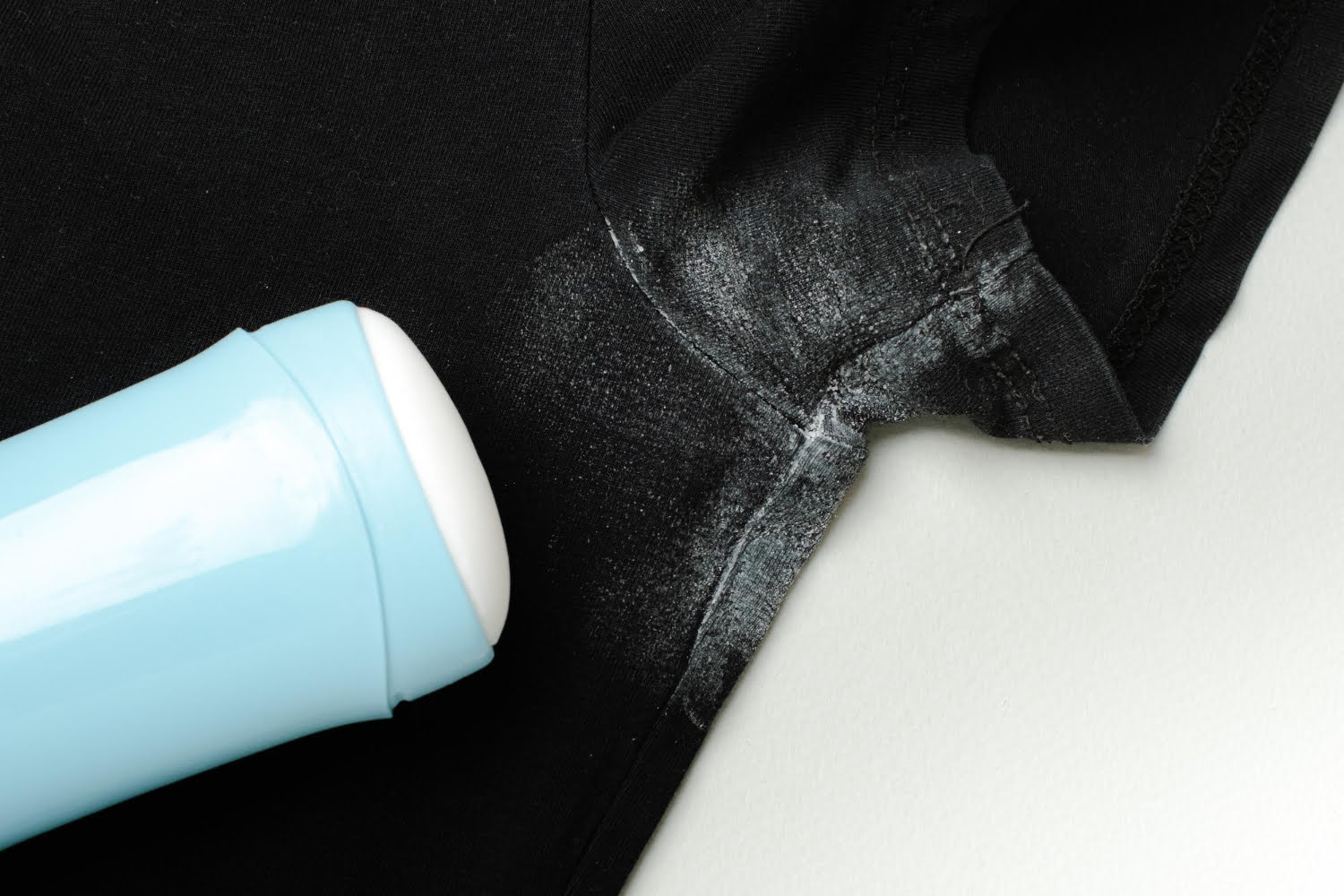 Voici ce que vous devez faire pour éliminer les traces de déodorant sur vos vêtements