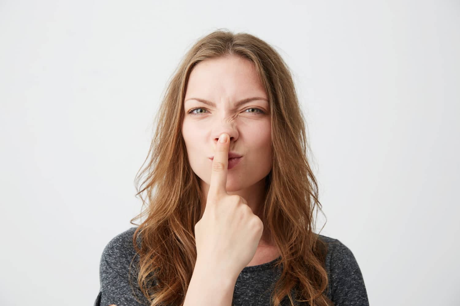Vous avez le nez qui pique ? voici ce qui vous arrive et que faire pour vous soulager