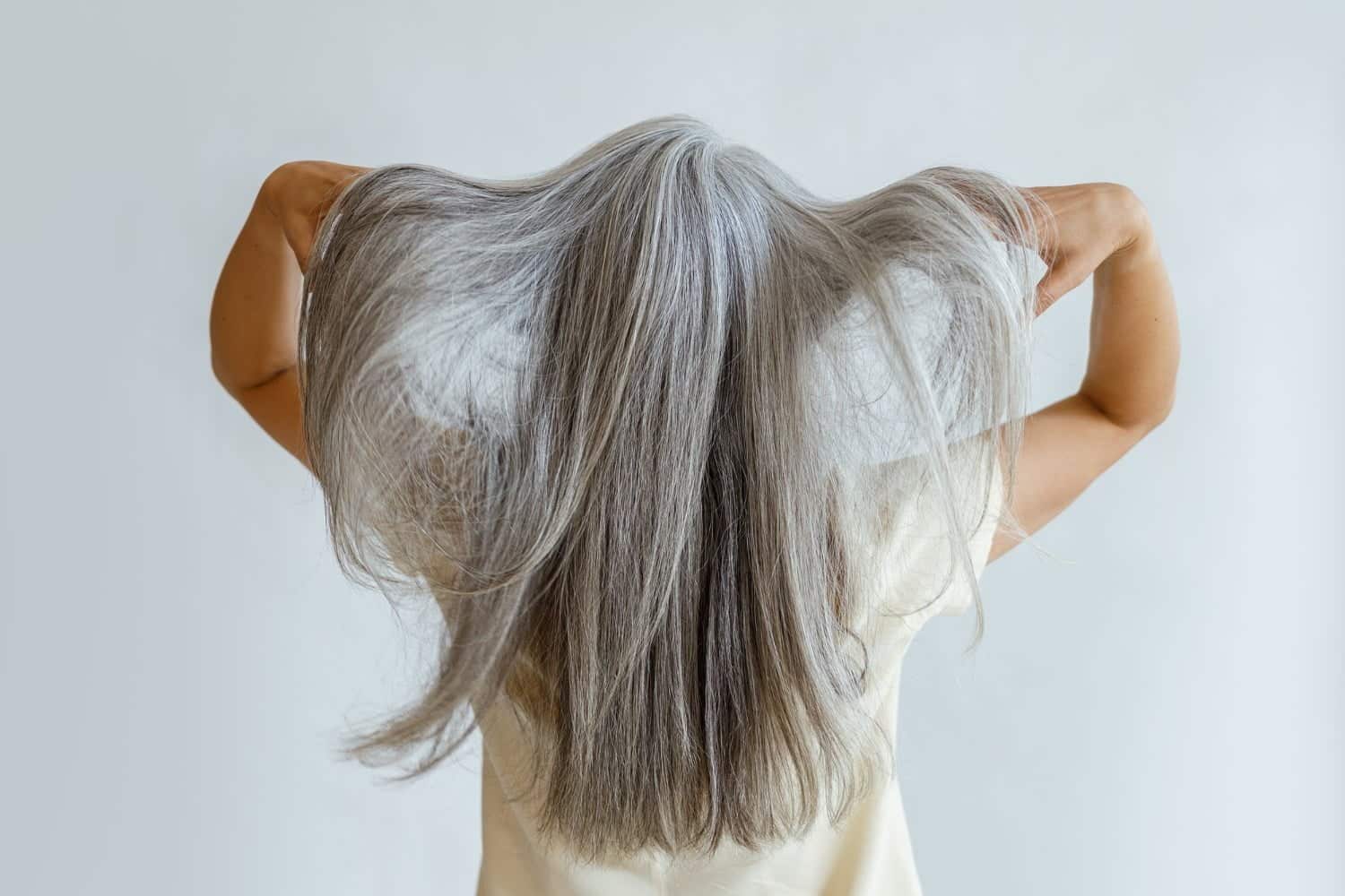 Lutéoline : l’antioxydant naturel qui pourrait freiner le grisonnement des cheveux