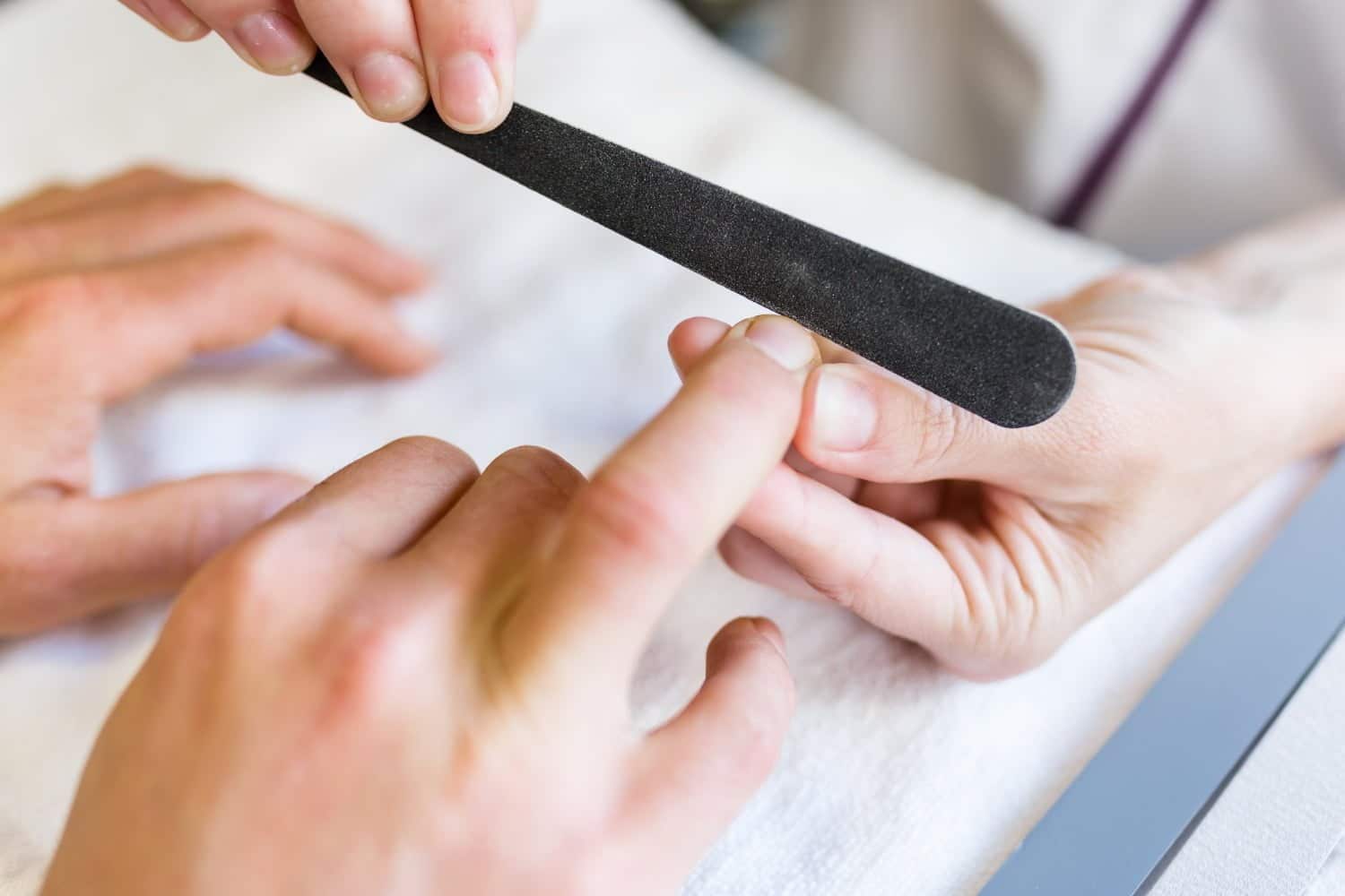 Ongles cassants et fragiles : voici les causes possibles et les soins à apporter
