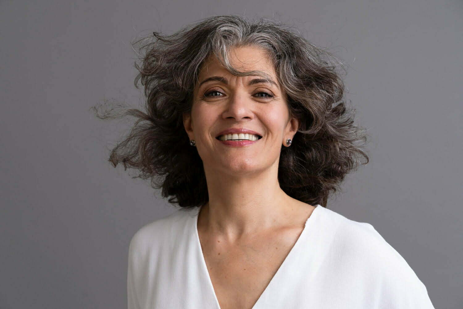 Avoir des cheveux blancs à un jeune âge peut être un signe révélateur d’un de ces problèmes de santé