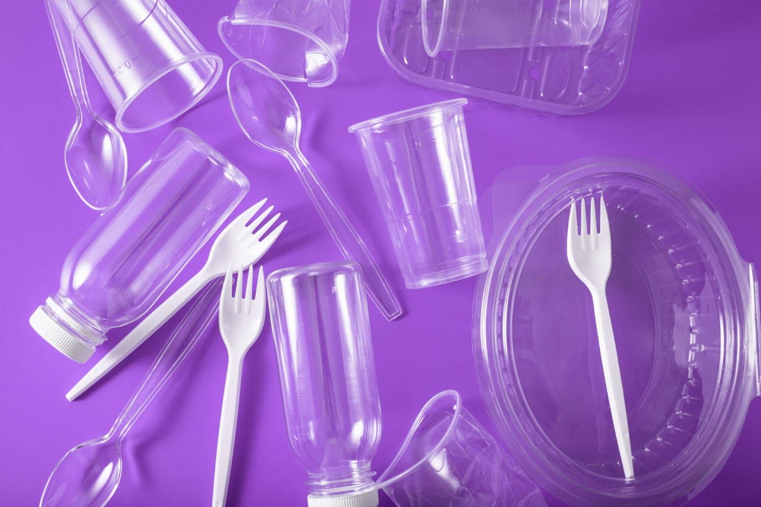 Image avec des verre et de couvert en plastique