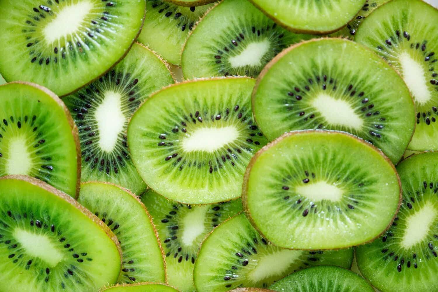Kiwi, vitamine C et derme: le kiwi renforce la structure de la peau