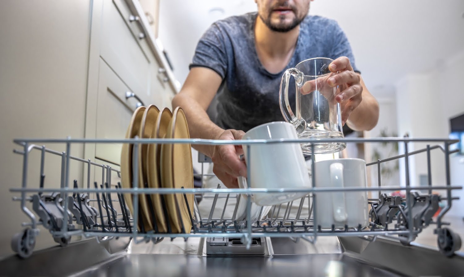 Découvrez comment résoudre les problèmes de votre lave-vaisselle : odeur, traces blanches et mauvais lavage !